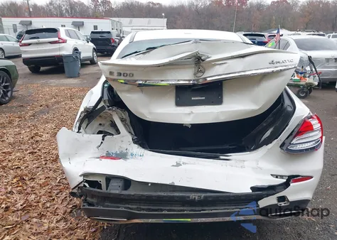 2017 Mercedes-Benz E 300 4Matic z USA, uszkodzony, nr VIN WDDZF4KB5HA088342